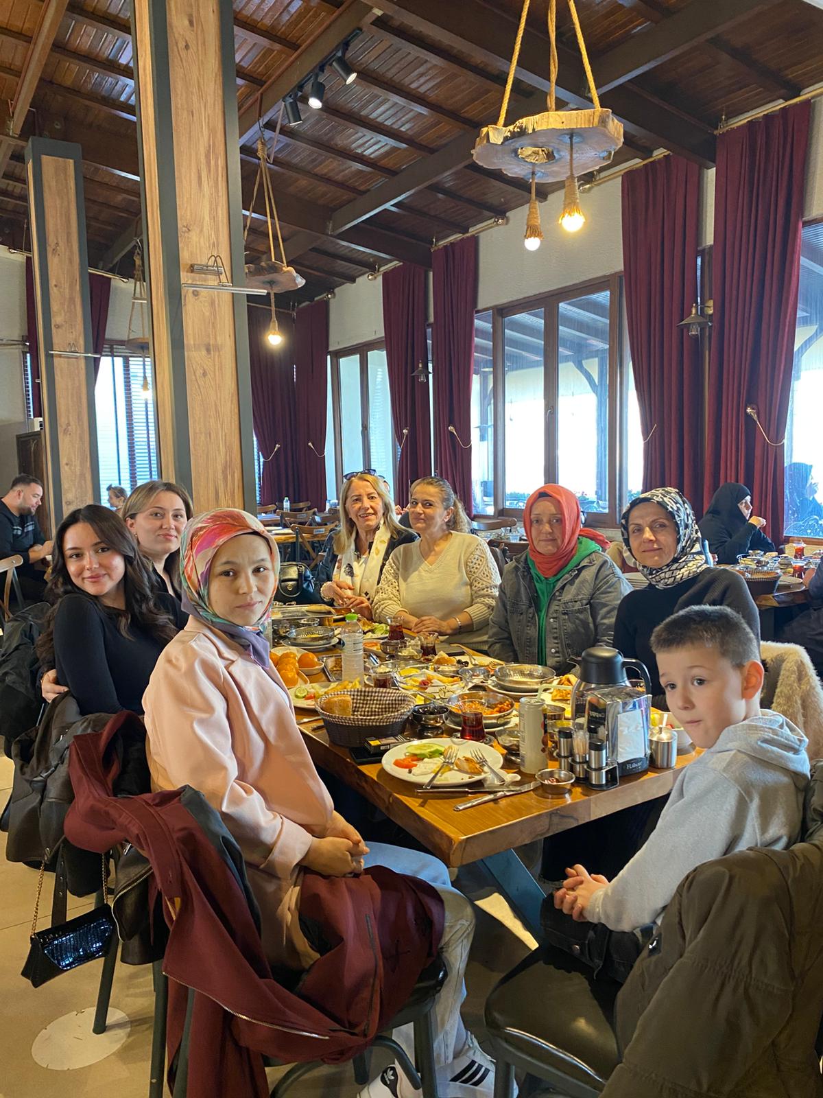 DÜZCE DE YIĞILCALI KADINLARIN RÜZGARI ESMEYE DEVAM EDİYOR.